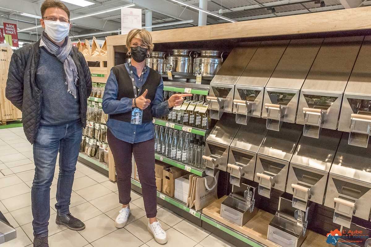 Elisabeth Landrier et Christophe Lanoue aux côtés du nouveau rayon de vente en vrac dans son supermarché de proximité d'Ancy le Franc